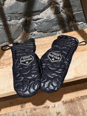 Chanel 2018 Quilted Coco Neige Mittens